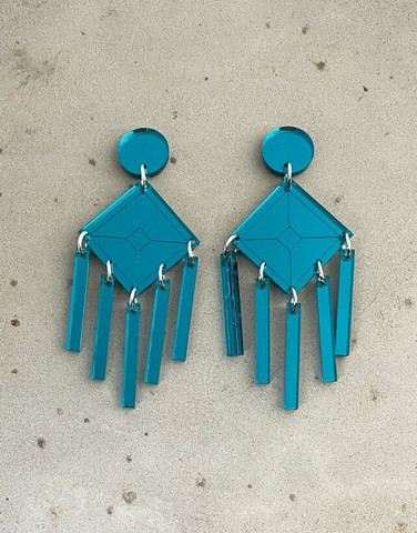 DANGLE – NELIÖ KORVAKORU, PETROOLI