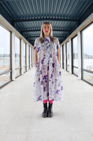 FLOWY- SILKKIMEKKO RUSETTIKAULUKSELLA pitkä, HARMAA KUKKA
