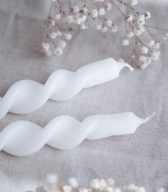 Valkoinen kierrekruunukynttilä, pakkauksessa 2kpl. 