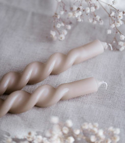 Beigen sävyinen kierrekruunukynttilä, pakkauksessa 2kpl