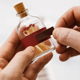 Raapaisupinta eldsstickan pulloille