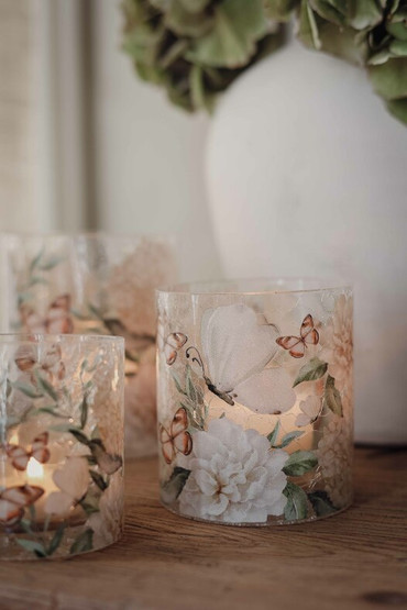 Tuikkulasi hortensia ja perhoset  (keskikoko)