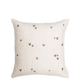 Tyynypäällinen sydämillä