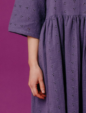 Liisi-mekko kirjailtu haalea syreeni