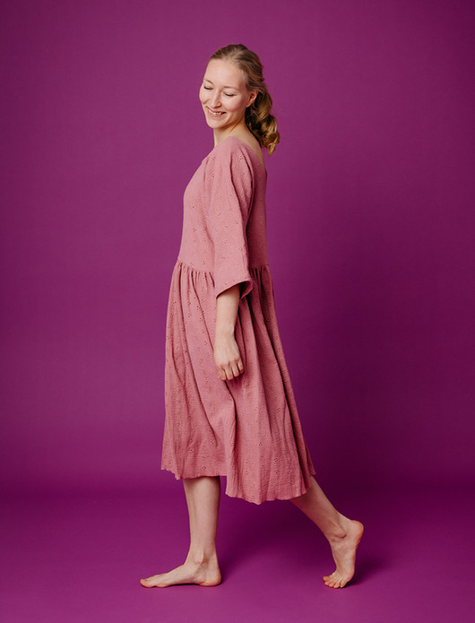 Liisi-mekko kirjailtu vaaleanpunainen