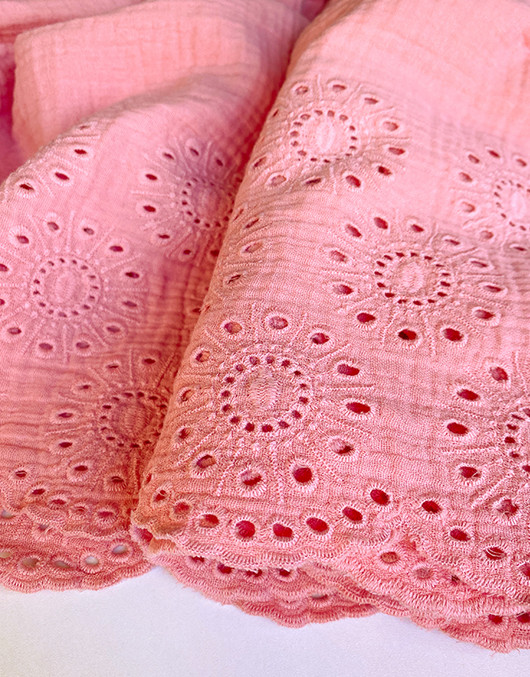 Puuvillamusliini kirjailtu reuna vaaleanpunainen