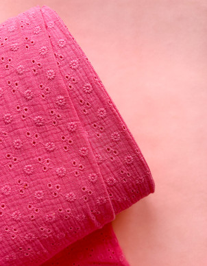 Puuvillamusliini kirjailtu vaalea pinkki