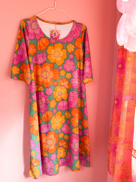 Lili-mekko värikäs