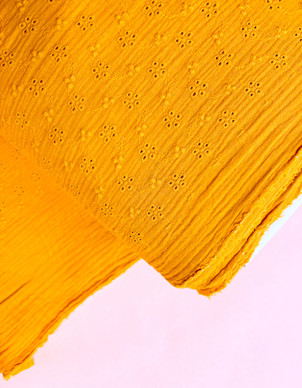 Puuvillamusliini kirjailtu keltainen