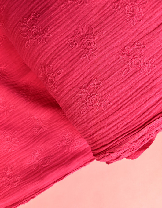 Puuvillamusliini kirjailtu pinkki