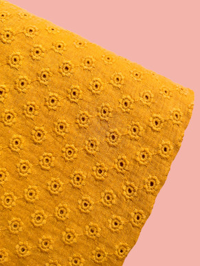 Puuvillamusliini kirjailtu keltainen, kakkarakuvio