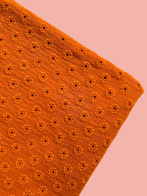 Puuvillamusliini kirjailtu oranssi, kakkarakuvio