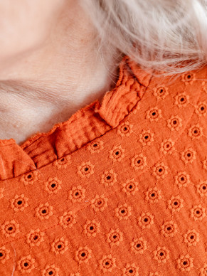 Puuvillamusliini kirjailtu oranssi, kakkarakuvio