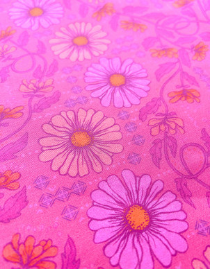 Pikkuruinen Aliisan kukkala-puuvillakangas pinkki