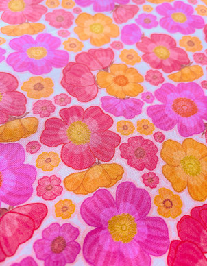 Pikkuruinen Kurtturuusu-puuvillakangas vaaleanpunainen