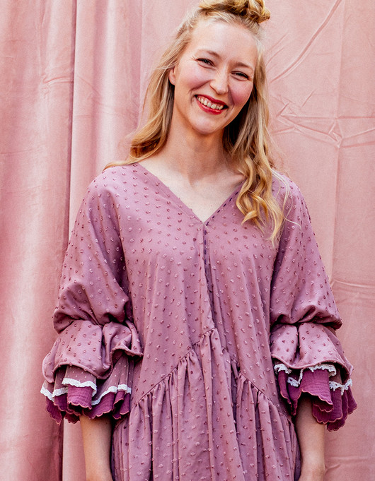 Pilkullinen viskoosikangas haalea liila