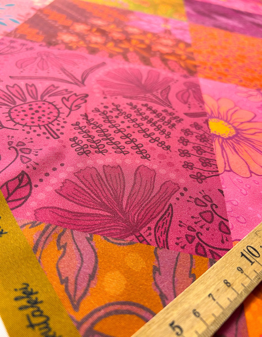 Tilkkutäkki-puuvillasatiini punasävyinen