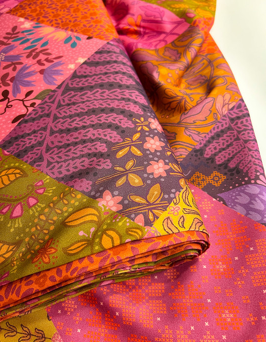 Tilkkutäkki-puuvillasatiini punasävyinen