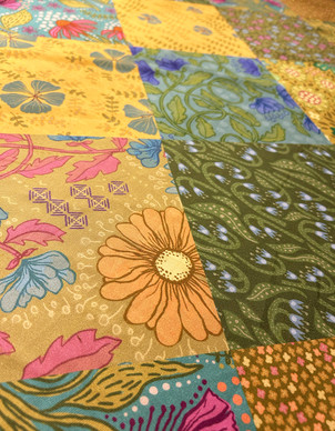 Tilkkutäkki-puuvillasatiini vihreäsävyinen 