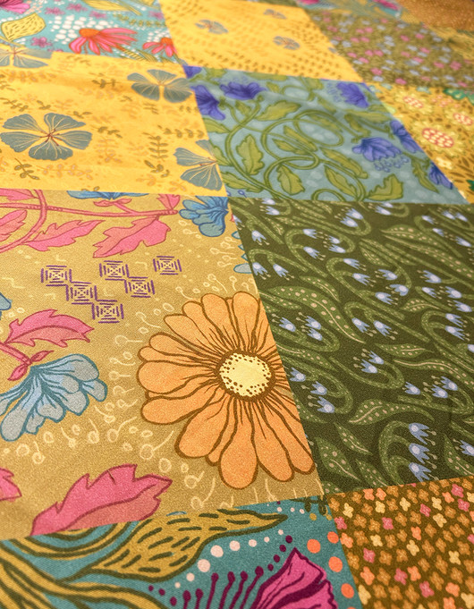 Tilkkutäkki-puuvillasatiini vihreäsävyinen 