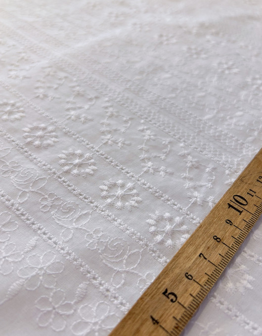 Puuvillavoilee kirjailtu valkoinen