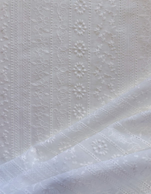 Puuvillavoilee kirjailtu valkoinen