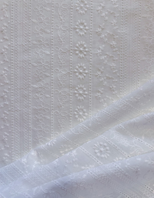 Puuvillavoilee kirjailtu valkoinen