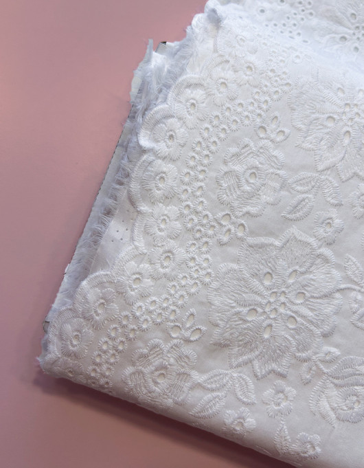 Puuvillavoilee kirjailtu reuna valkoinen