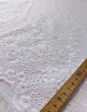 Puuvillavoilee kirjailtu reuna valkoinen