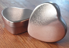 Metallinen sydänrasia, 20 ml, ruusukulta tai hopea