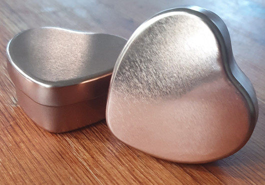 Metallinen sydänrasia, 20 ml, ruusukulta tai hopea