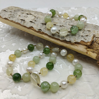 Venyvä rannekoru jalokivillä ja makeanveden viljellyillä helmillä