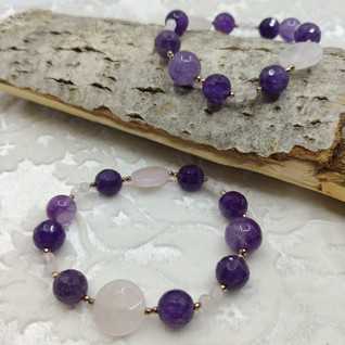 Venyvä rannekoru ametisteilla ja ruusukvartseilla.