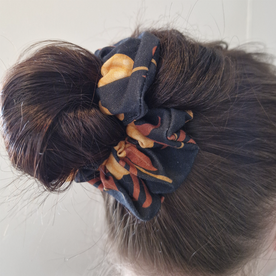 SAMMAL hiusdonitsi HILLAT musta