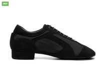 PD Victor da Silvia. Haljasnahka ulkopohjalla