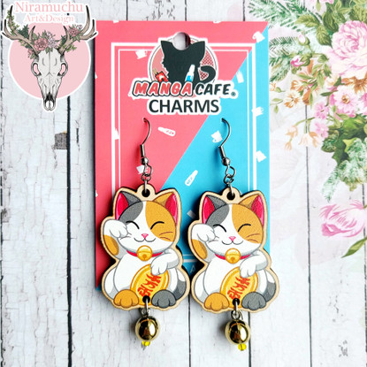 Niramuchu Feat Manga Cafe®:  Calico Maneki Neko Korvakorut