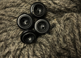 Pieni paksu muovinappi