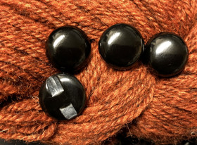 Pyöreä muovinappi piiloreiällä