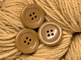 Kinuskinvärinen muovinappi