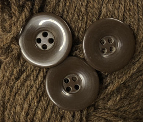 Tummanruskea muovinappi