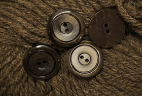 Tummanruskea muovinappi ura