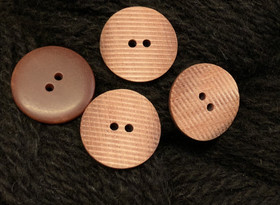 Muovinappi ruskea kohoraita