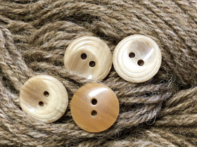 Osakuvioitu ruskea muovinappi