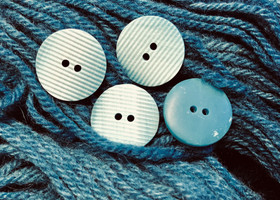 Kohoraidoitettu sininen muovinappi