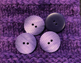 Kohoraidoitettu violetti muovinappi