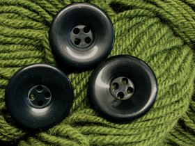 Tummanvihreä muovinappi