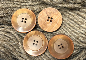 Ruskea kiiltävä muovinappi