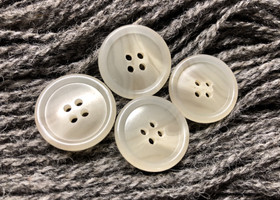 Puunsyykuvioinen muovinappi