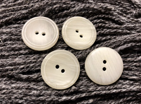 Kellertävä muovinappi