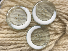 Kirkas nappi vihertävä valkoisella reunalla